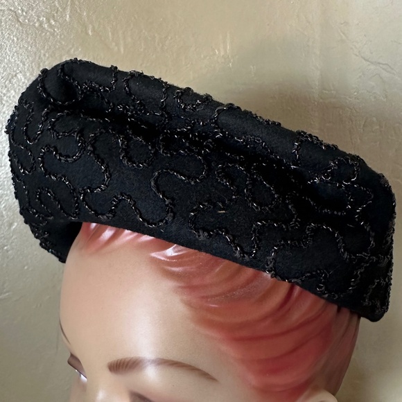 REFINED 1940S' BLACK FELT BERET + UNDULATING CORD TRIM + BLACK ROOSTER FEATHERS - Picture 5 of 14